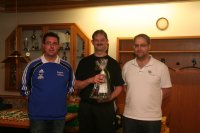 Geschenkuebergabe fuer den Ausrichter