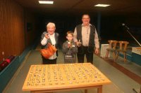 Gewinner des Kronkorkenschaetzens (757 Stueck) Christel Holzschuh, zweiter Wolfgang Bamberger, dritter Max Bamberger