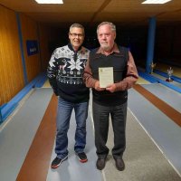 Ehrung durch Sportwart Gerhard Fischer fuer Franz-Xaver Dirr 40 Jahre Mitgliedschaft im BSKV und DKB.