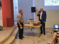 Geschenkkorbuebergabe