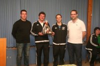 Geschenkuebergabe fuer den Ausrichter